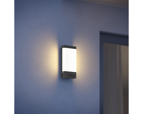 Venkovní nástěnné svítidlo namontované na zdi.