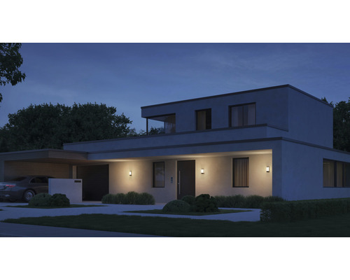 Moderní dům s venkovním osvětlením v noci