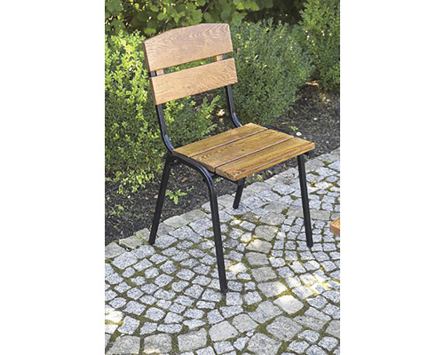 Dřevěná zahradní židle s kovovým rámem na kamenné dlažbě