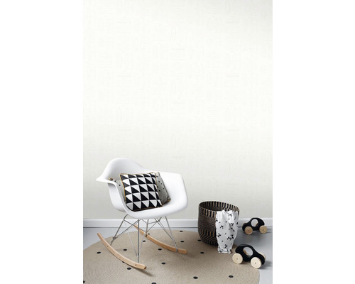 Světlý pokoj s tapetou s hrubou strukturou, houpacím křeslem, polštáři a dekorací