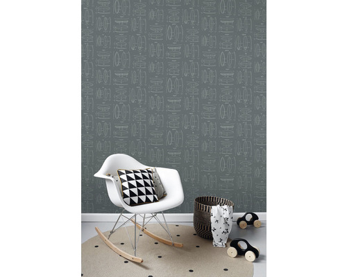 Scéna se šedou tapetou se vzorem surfového prkna, houpacím křeslem, polštářem, kobercem, košíkem a autíčky.