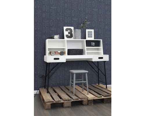 Scéna se stolem na paletách a židlí před vzorovanou tapetou