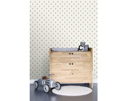 Dětský pokoj se vzorovanou tapetou s kotvami, komodou, autíčkem a kobercem