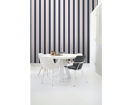 Jídelna s pruhovanou tapetou, kulatým stolem a židlemi
