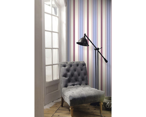 Dekorativní pokoj s pruhovanou tapetou, křeslem a stojací lampou