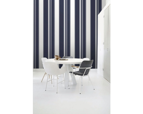 Pohled na pokoj s pruhovanou tapetou, jídelním stolem a židlemi