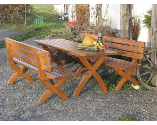 Dřevěný zahradní stůl s lavicemi