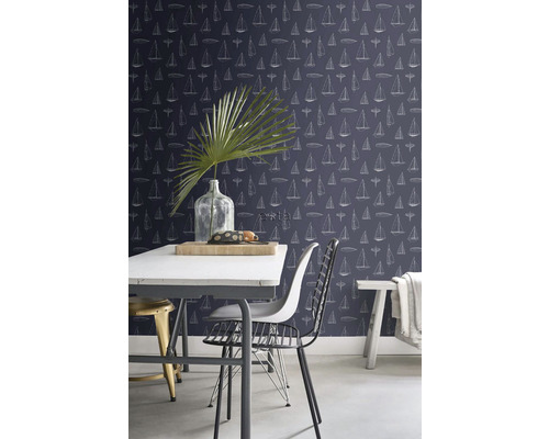 Jídelna se stolem, židlemi a tapetou s motivem plachetnice