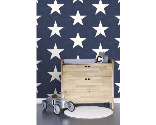 Dětský pokoj s přebalovacím pultem, autíčkem a tapetou s hvězdami