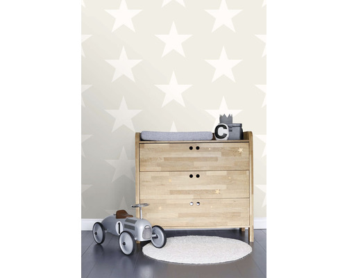 Dětský pokoj s přebalovacím pultem, autíčkem a tapetou s hvězdami