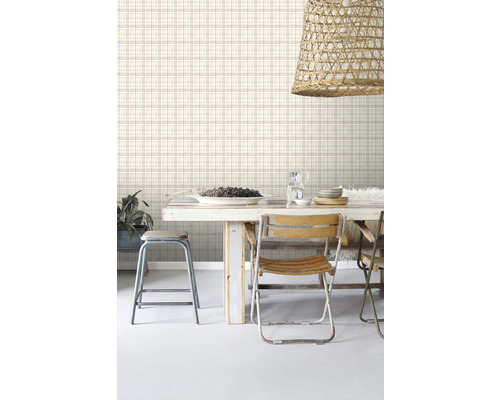 Světlá místnost s kostkovanou tapetou, jídelním stolem a židlemi