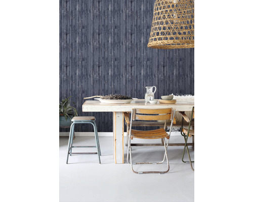 Jídelna s dřevěnou tapetou, stolem, židlemi a závěsnou lampou