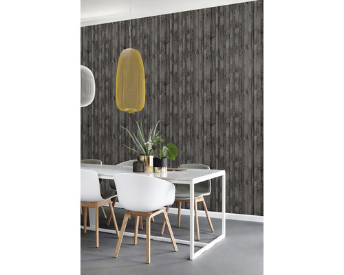 Jídelna s jídelním stolem, židlemi a šedou tapetou se vzhledem dřeva