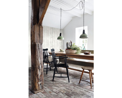 Jídelna s dřevěným stolem, židlemi, závěsnými svítidly a dřevěnými trámy