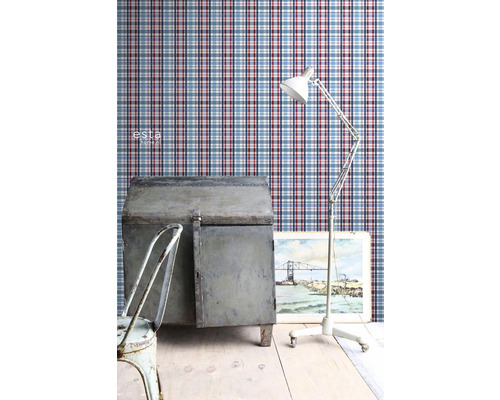 Scéna s kostkovanou tapetou, kovovými prvky, lampou a obrazem