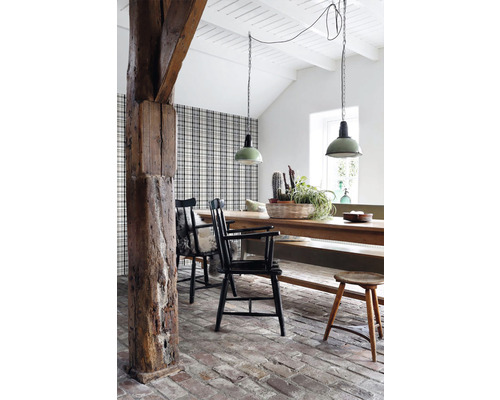 Jídelna s dřevěným stolem, židlemi a kostkovanou tapetou