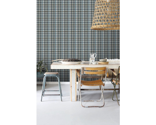 Scéna s vzorovanými tapetami, dřevěným stolem a židlemi