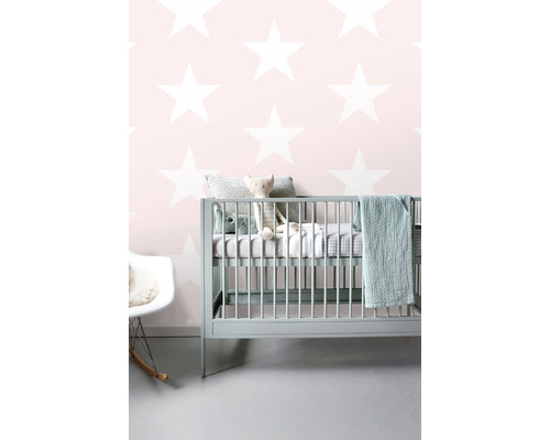 Dětský pokoj s dětskou postýlkou, hračkami a tapetou s hvězdami