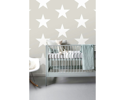 Dětský pokoj s dětskou postýlkou, houpacím křeslem a tapetou s hvězdami