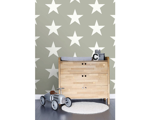 Dětský pokoj s komodou, autíčkem a tapetou s hvězdami