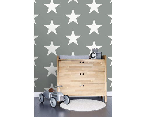 Dětský pokoj s přebalovacím pultem, autíčkem a tapetou s hvězdami