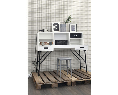 Psací stůl s úložnými přihrádkami, židle a dřevěné palety před vzorovanou tapetou