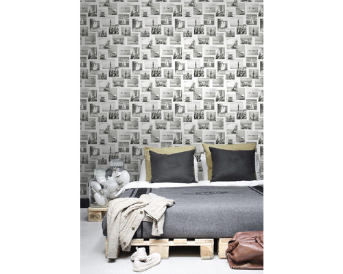 Ložnice s fototapetou s černobílými fotografiemi plachetnic, kotev a majáků