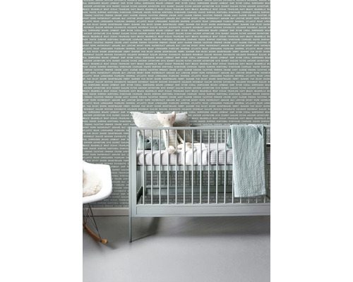 Šedá tapeta do dětského pokoje s námořními motivy v dětském pokoji s postýlkou a houpacím křeslem