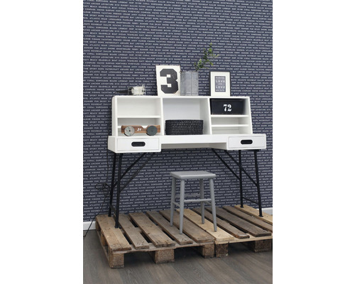 Bílý psací stůl s černými nohami stojí na dřevěné paletě, doplněný šedou stoličkou.