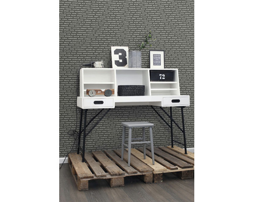 Psací stůl s úložnými přihrádkami, židle a dřevěné palety pro moderní pracovnu