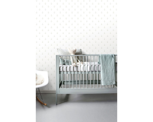 Dětský pokoj s dětskou postýlkou a tapetou s motivem kotvy