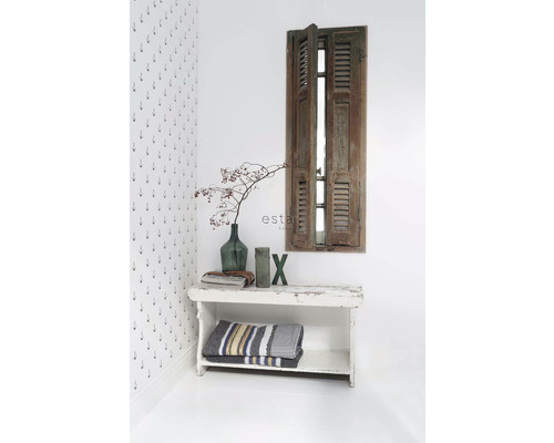 Dekorativní scéna s lavicí, přikrývkami, vázami a okenicemi