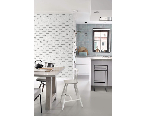 Světlá jídelna s jídelním stolem, židlemi a tapetou s rybím vzorem