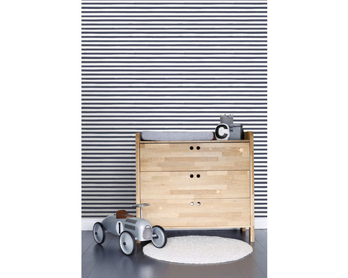 Dětský pokoj s komodou, přebalovací podložkou, autíčkem a pruhovanou tapetou