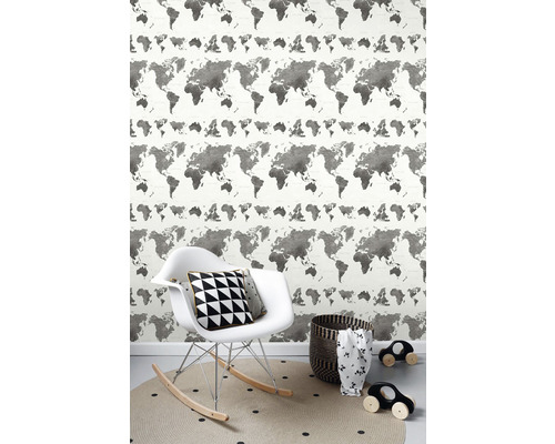 Design pokoje s tapetou s mapou světa, houpacím křeslem a hračkami