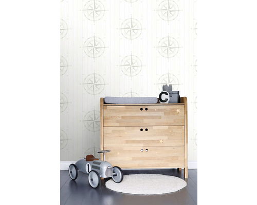 Dětský pokoj s dřevěnou komodou, autíčkem a tapetou s motivem kompasu