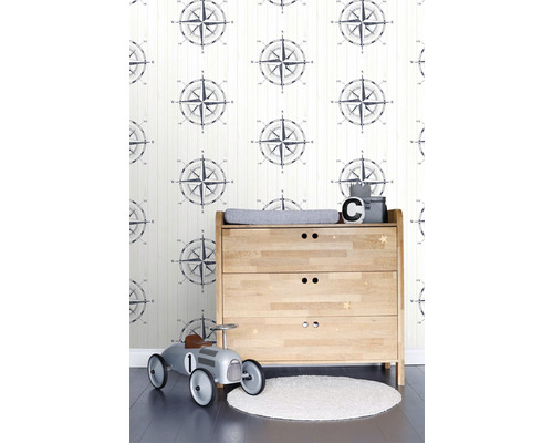 Dětský pokoj s komodou, autíčkem a tapetou se vzorem kompasu