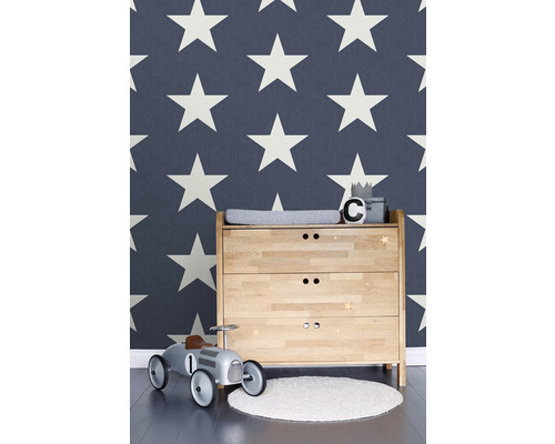 Dětský pokoj s komodou, autíčkem a tapetou s hvězdami
