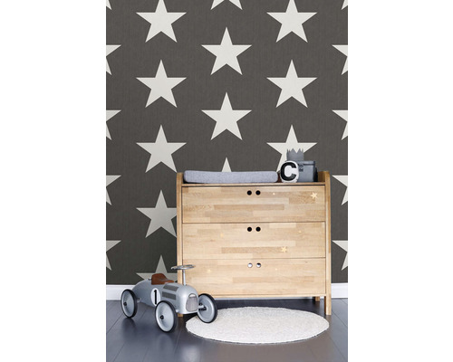 Dětský pokoj s přebalovacím pultem, autíčkem a hvězdnou tapetou