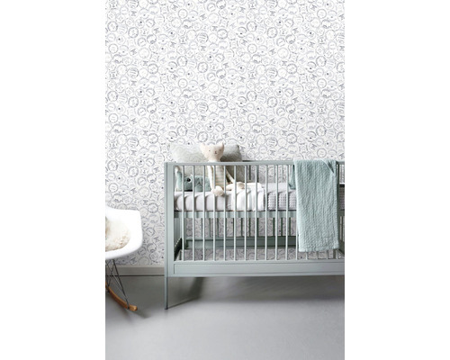 Dětský pokoj s šedou postýlkou a tapetou s motivem razítka