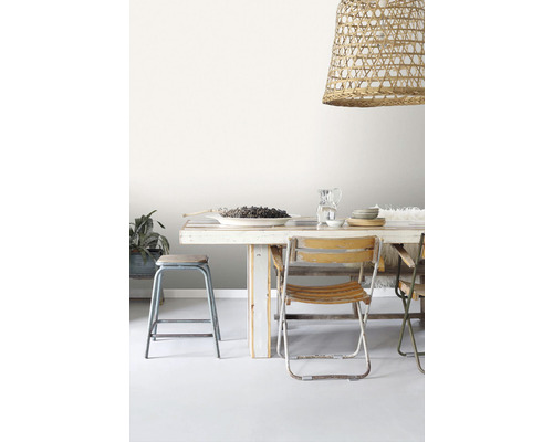 Scéna s jídelním stolem, židlemi, stoličkou a pleteným závěsným svítidlem