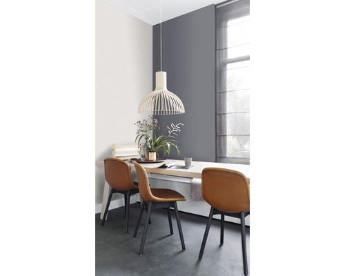 Jídelna s dřevěným stolem, židlemi a závěsným svítidlem