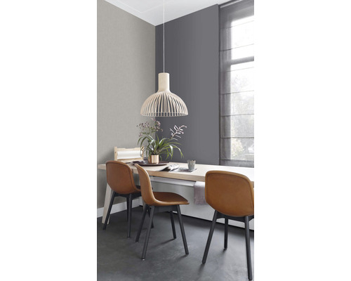 Jídelna s jídelním stolem, židlemi a dřevěnou lampou.