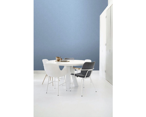 Světlá místnost s jídelním stolem a židlemi.