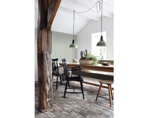 Jídelna s dřevěným stolem, židlemi, dřevěnými trámy a závěsnými svítidly