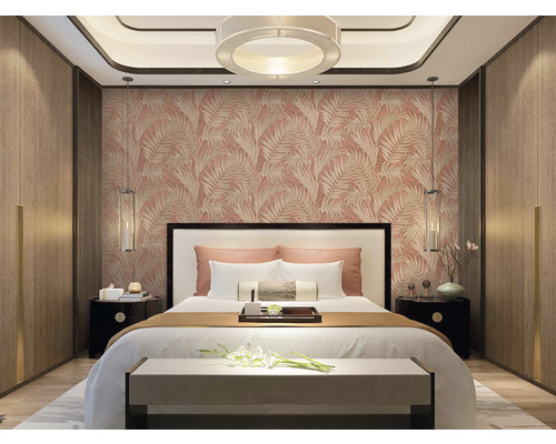 Ložnice s dvoulůžkem, nočními stolky a vzorovanou tapetou