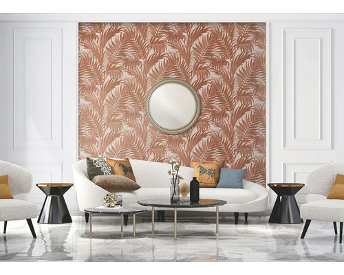 Obývací pokoj s pohovkou, křesly, konferenčními stolky a stěnou s tapetou s palmovými listy