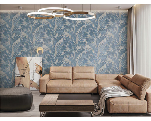 Obývací pokoj s pohovkou, konferenčním stolkem a tapetou se vzorem listů