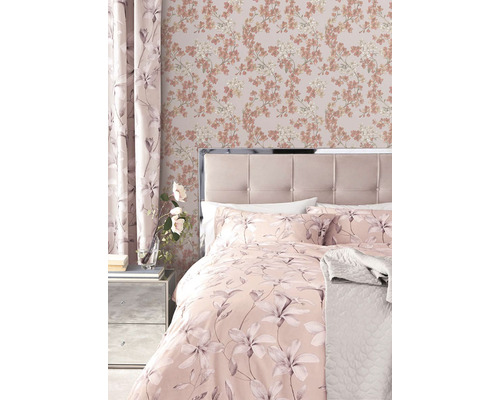 Ložnice s ložním prádlem a květinovou tapetou