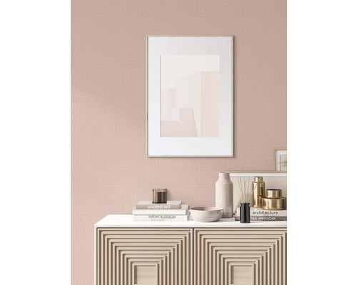 Dekorativní pokoj s uměleckým dílem na zdi a komodou